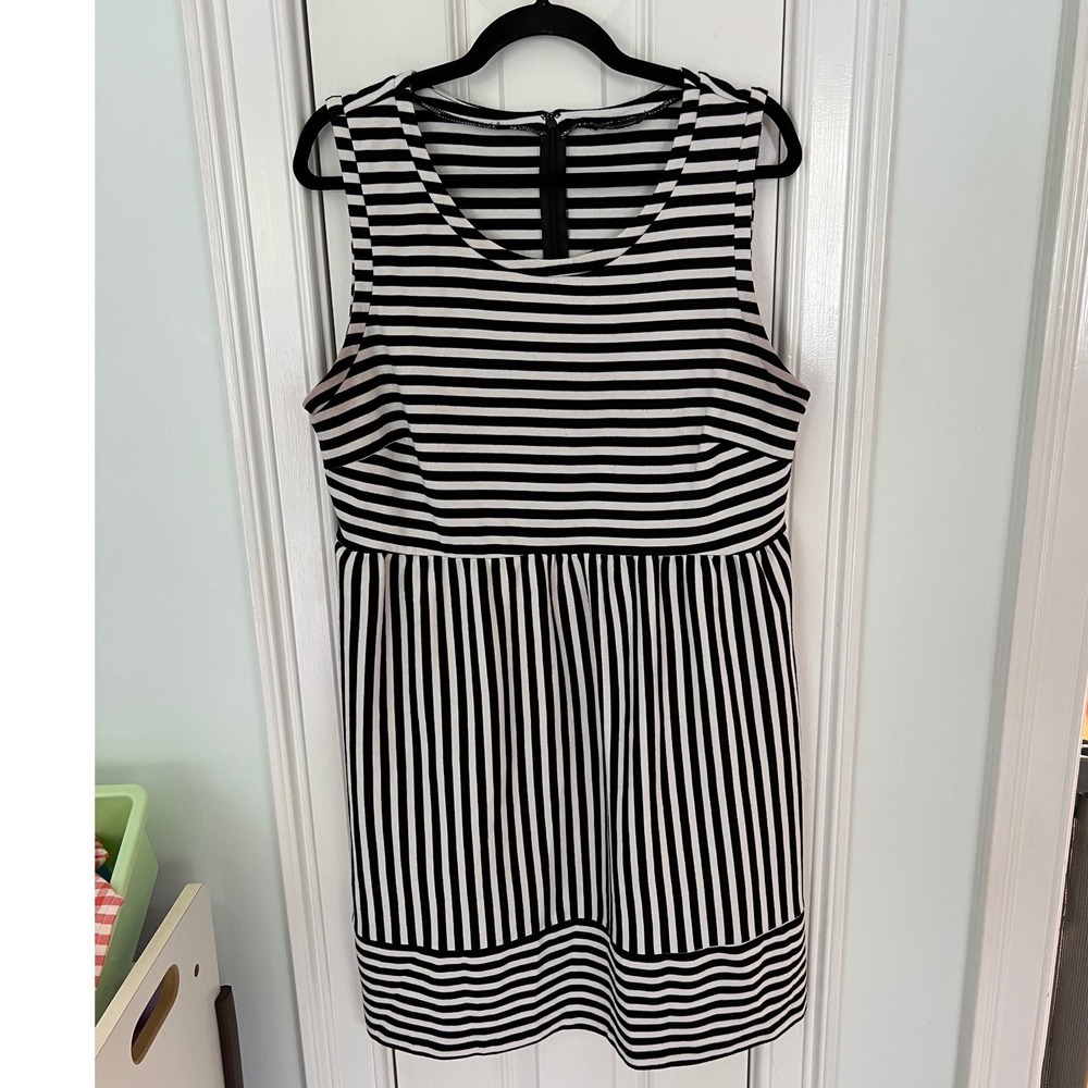Daisy Fuentes Striped Sleeveless Empire Waist Dress Black‎ White XL
